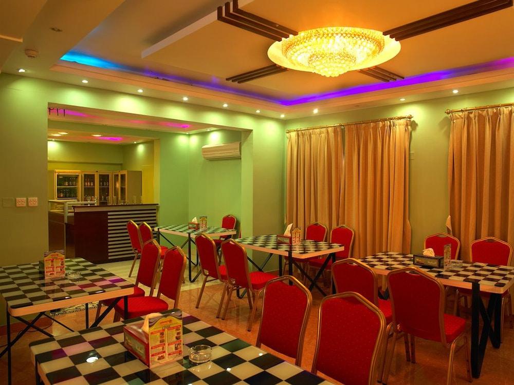 Phoenicia Grand Hotel Dubai Bagian luar foto