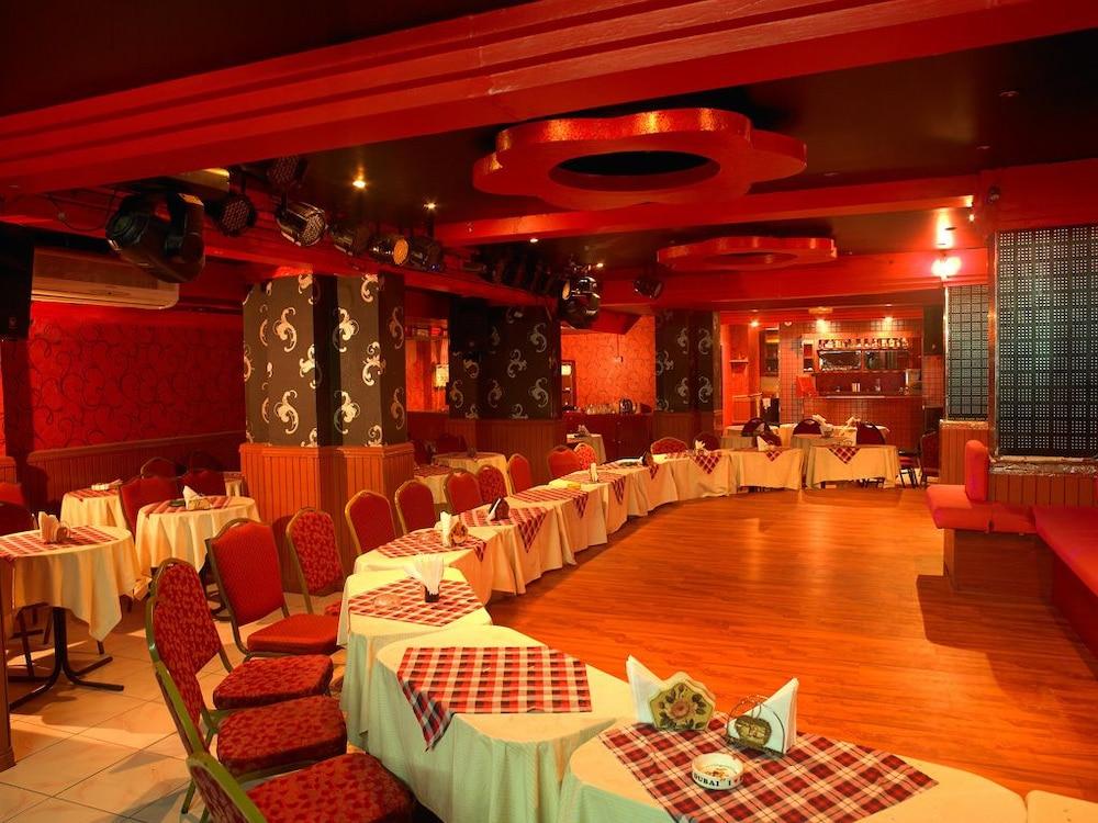 Phoenicia Grand Hotel Dubai Bagian luar foto