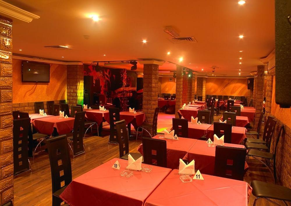 Phoenicia Grand Hotel Dubai Bagian luar foto